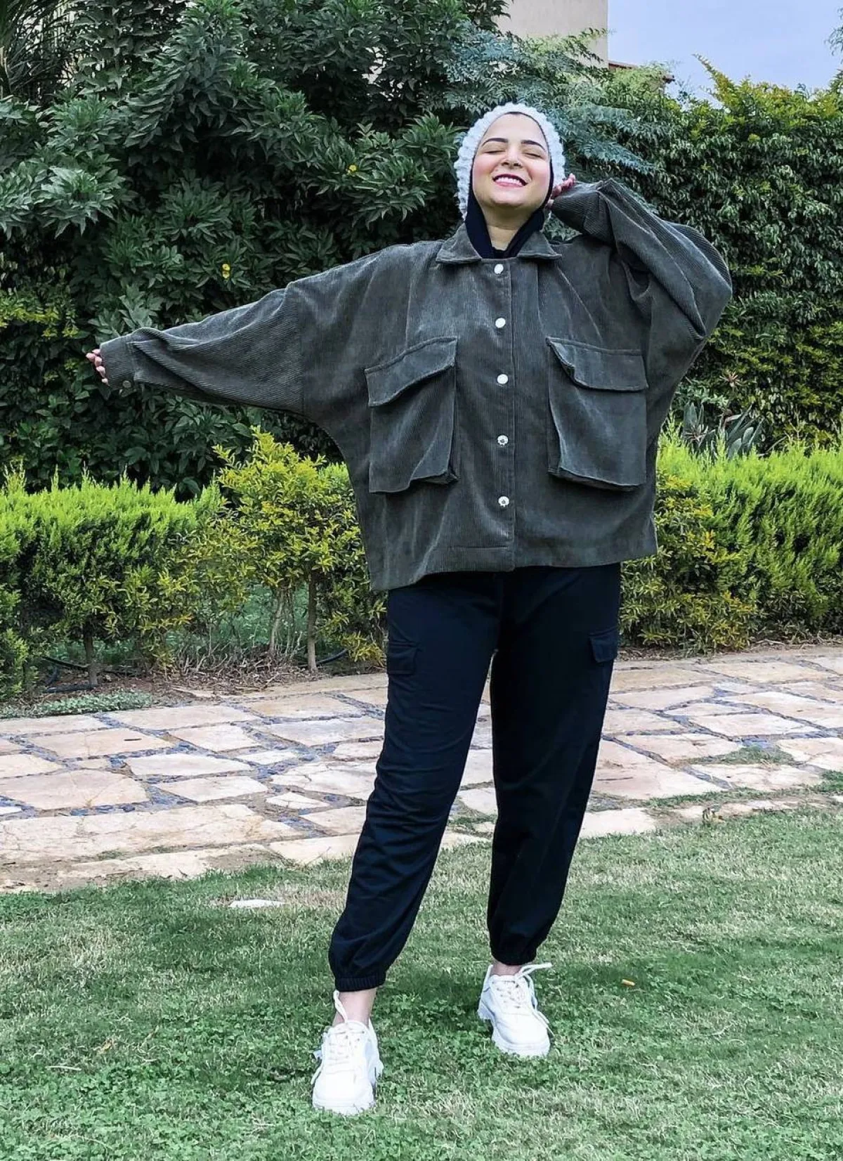 جهاد البنا بجاكيت اسود اوڤر سايز