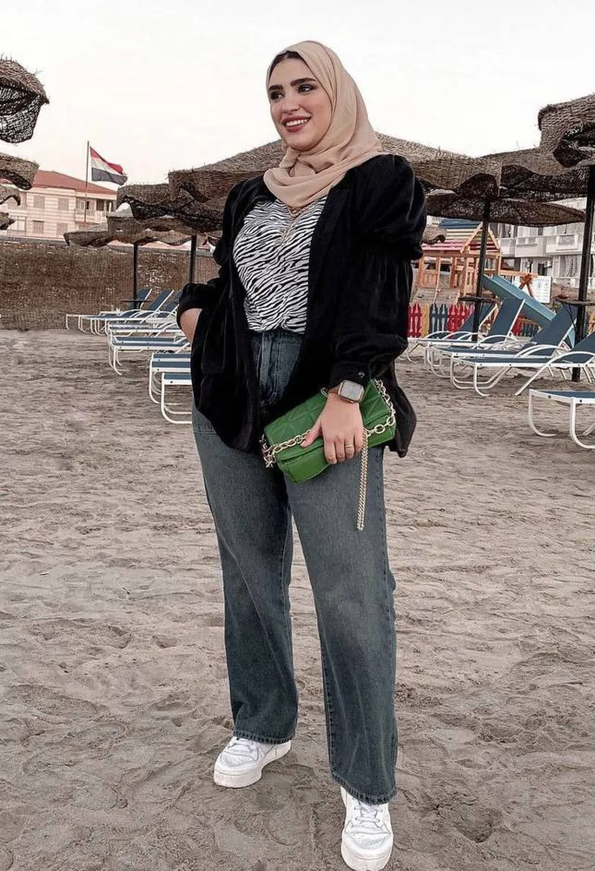 دينا رزق بالبليزر الاسود