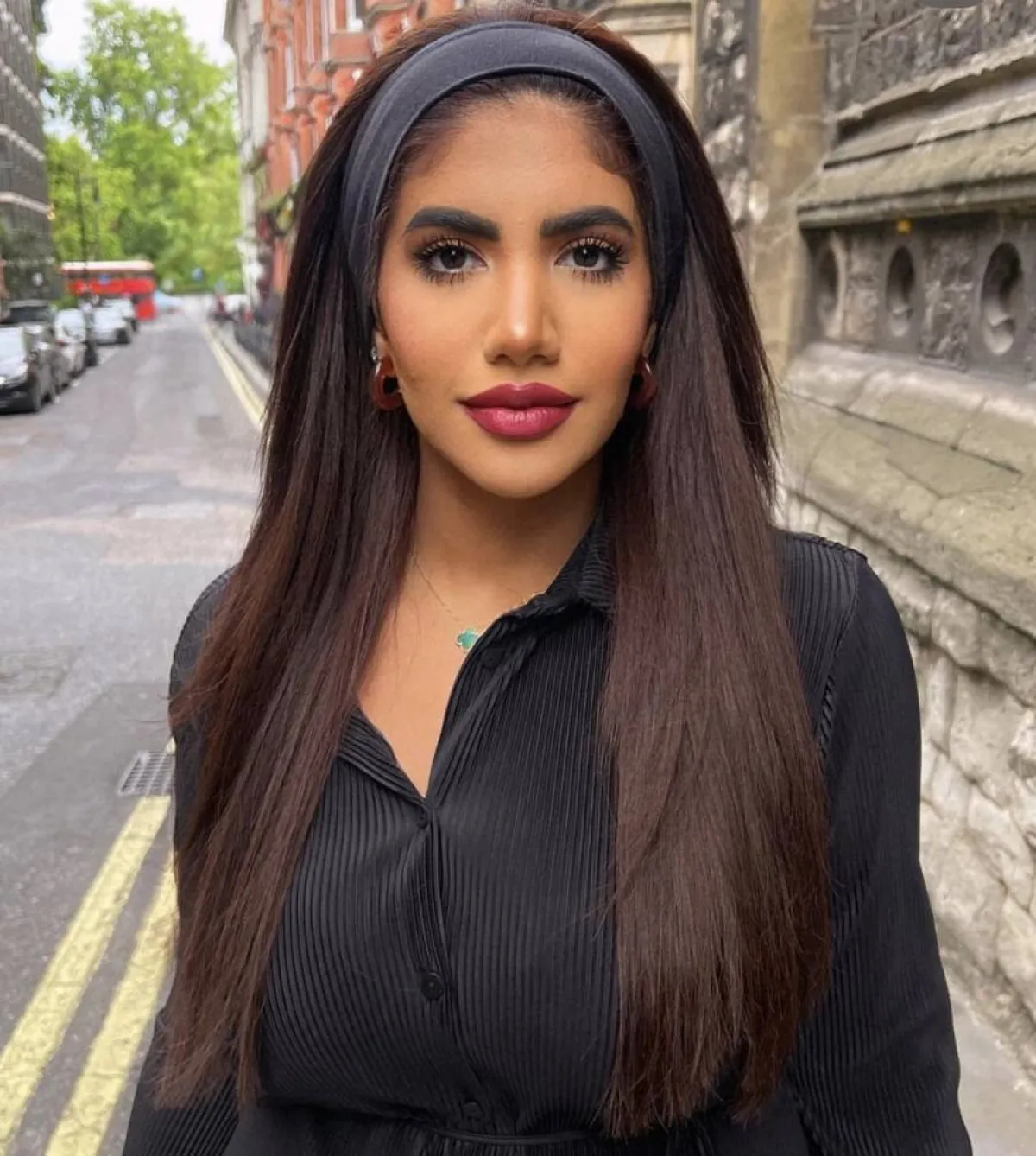 نور ستارز بالشعر المنسدل مع الربطة