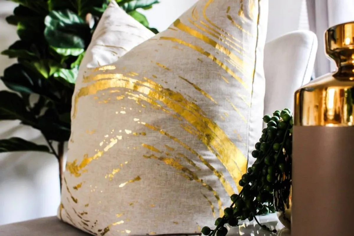 وسادة لأريكة الصالة محمّلة ببريق اللون الذهبي