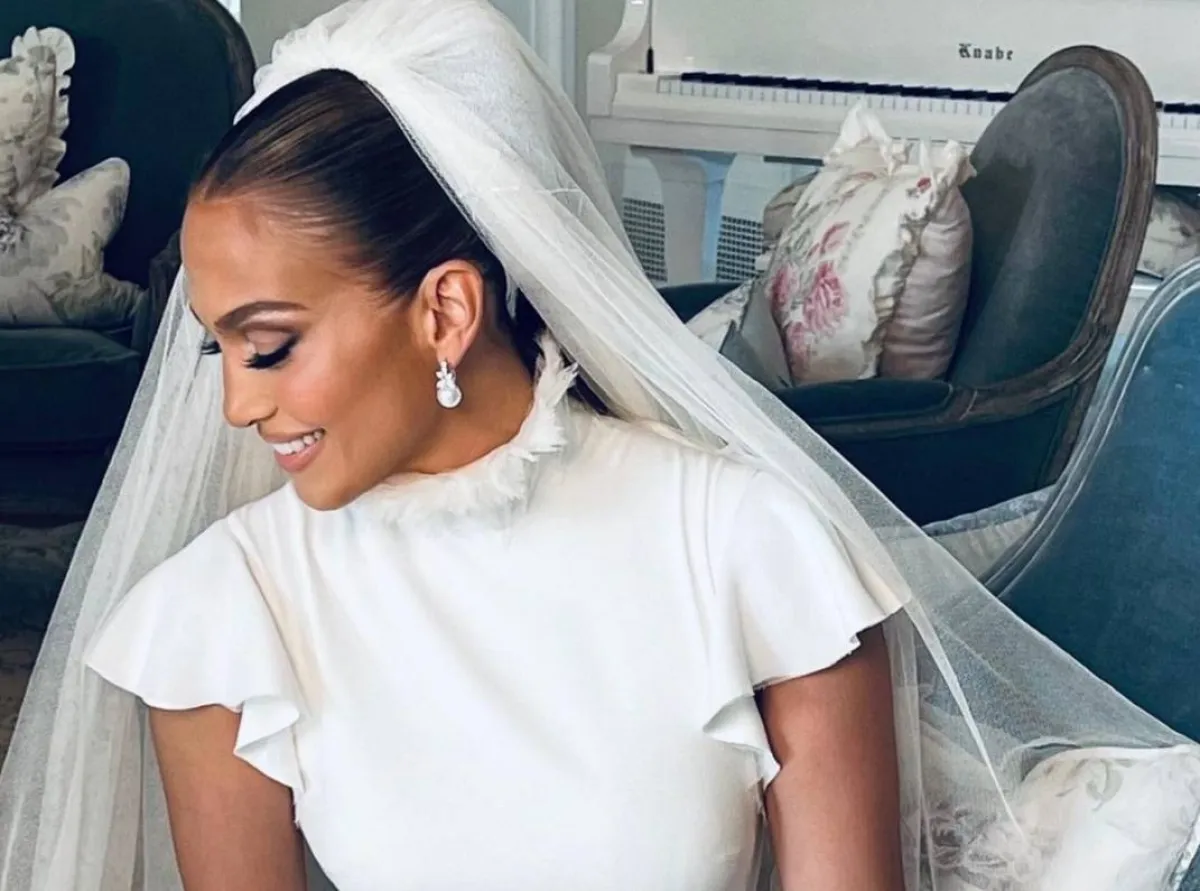 جينيفر لوبيز في يوم زفافها- الصورة من حساب JLO Beauty على إنستغرام