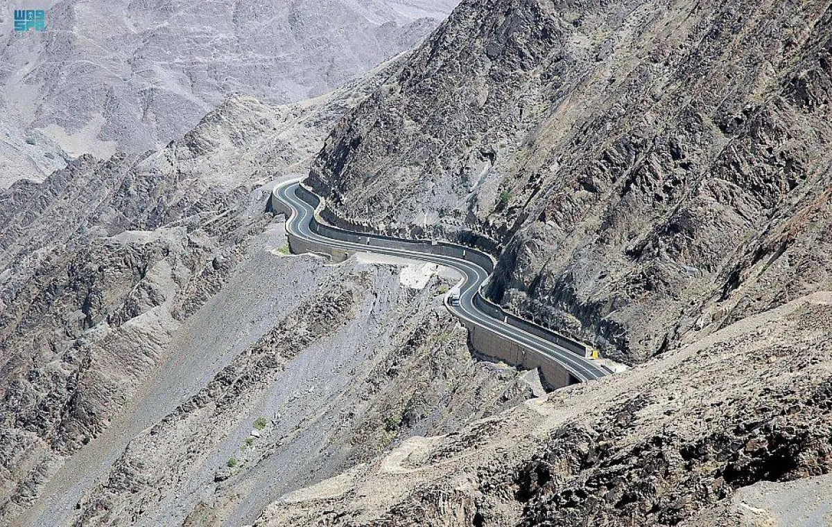 عقبة شعار.. مشروع فريد يمكن الحركة السياحية في عسير - الصورة من واس