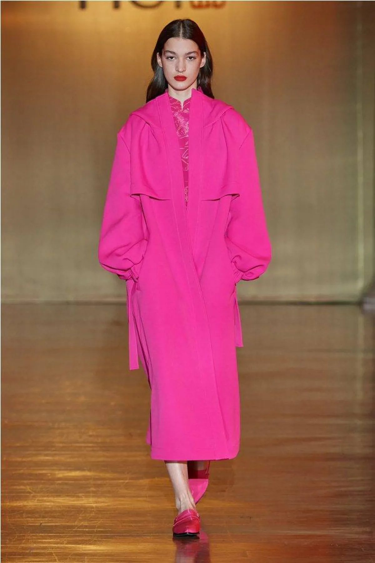 موديلات معاطف ترانشكوت لخريف 2022 من هوي «Hui»