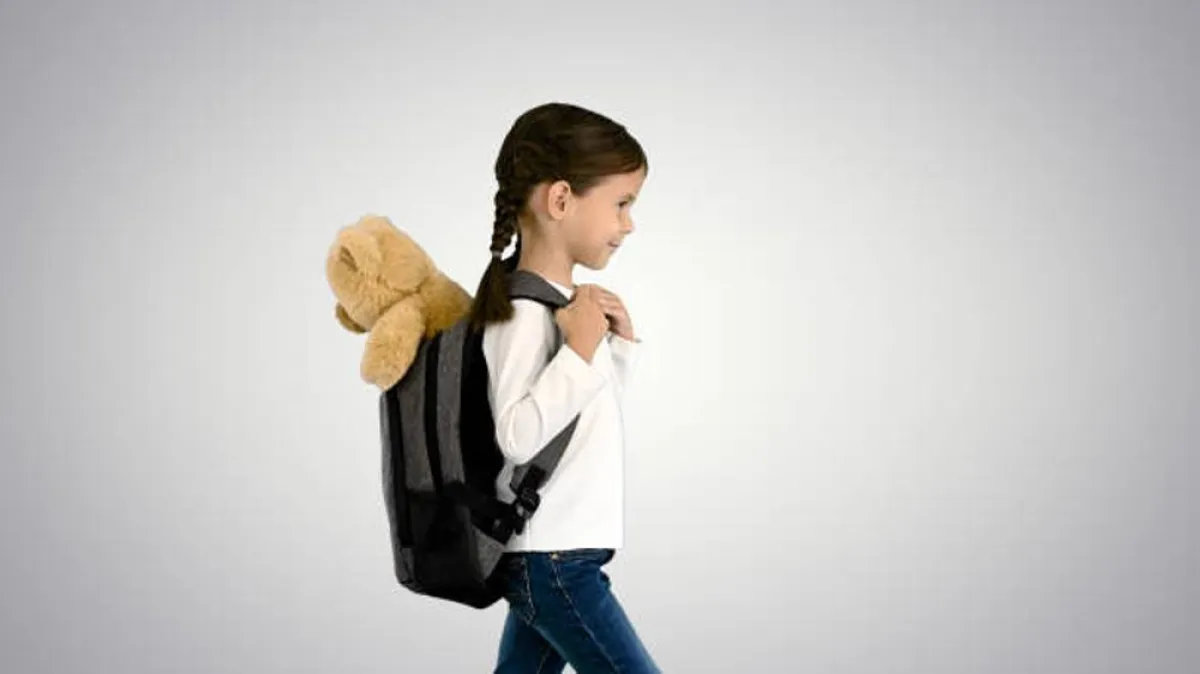 صورة لبنت تحمل حقيببة مدرسية مناسبة لها