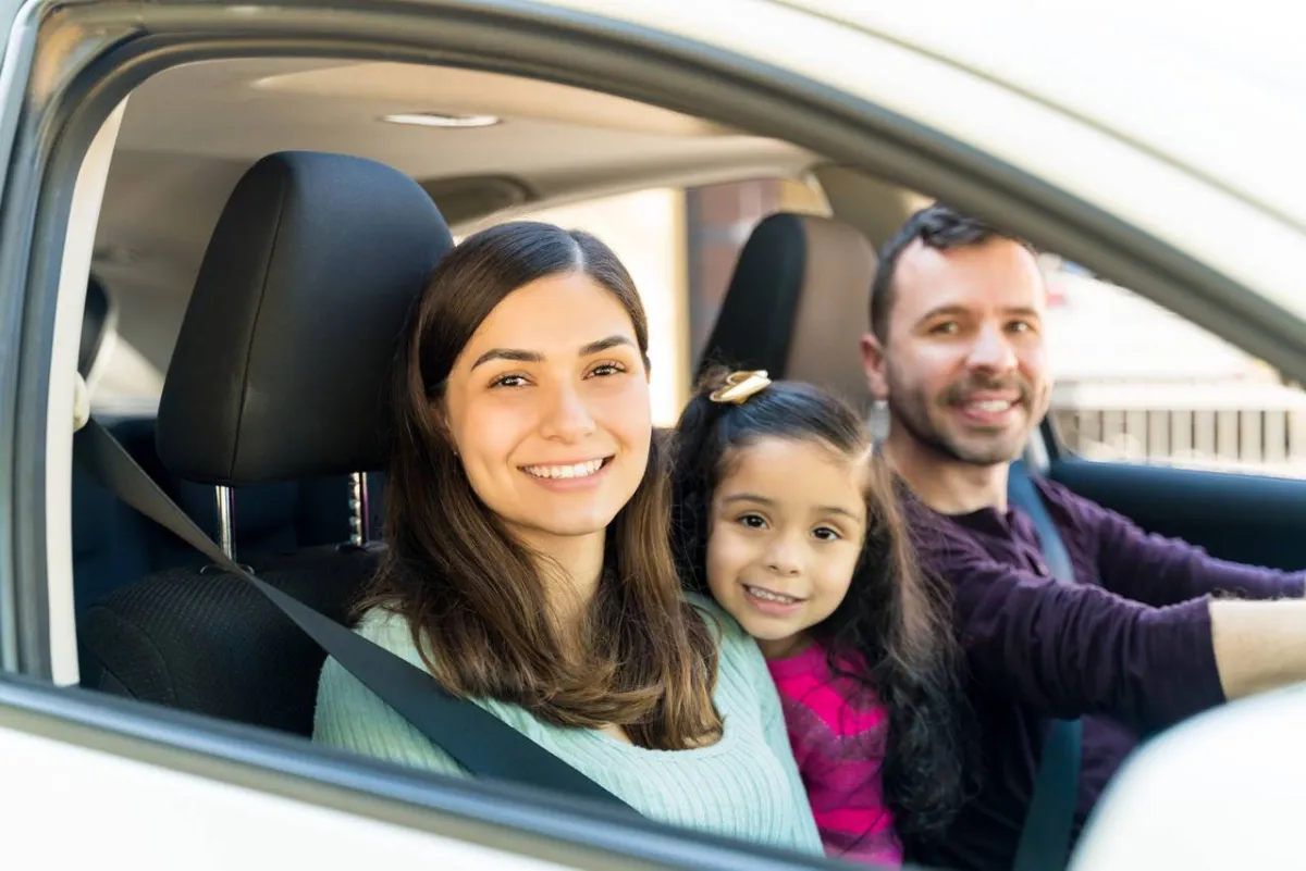 صورة لعائلة في السيارة