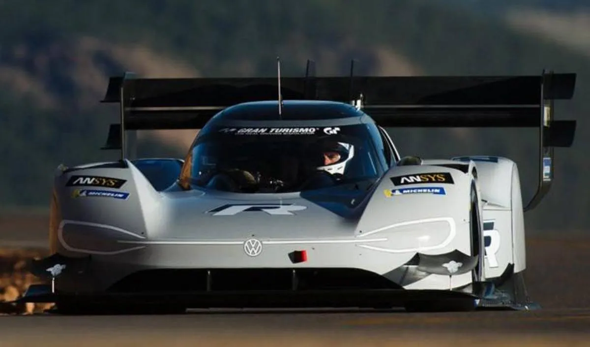 4 طرز ألمانية تشارك في سباقات السيارات 