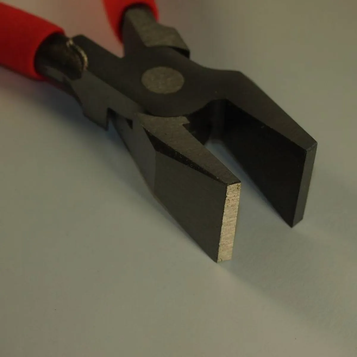 طريقة متبعة في تنظيف الكمّاشة من البقع الصدئة