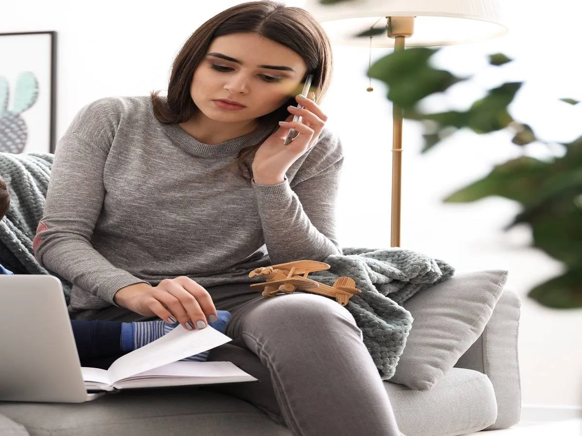 صورة لأم تتحدث في الهاتف