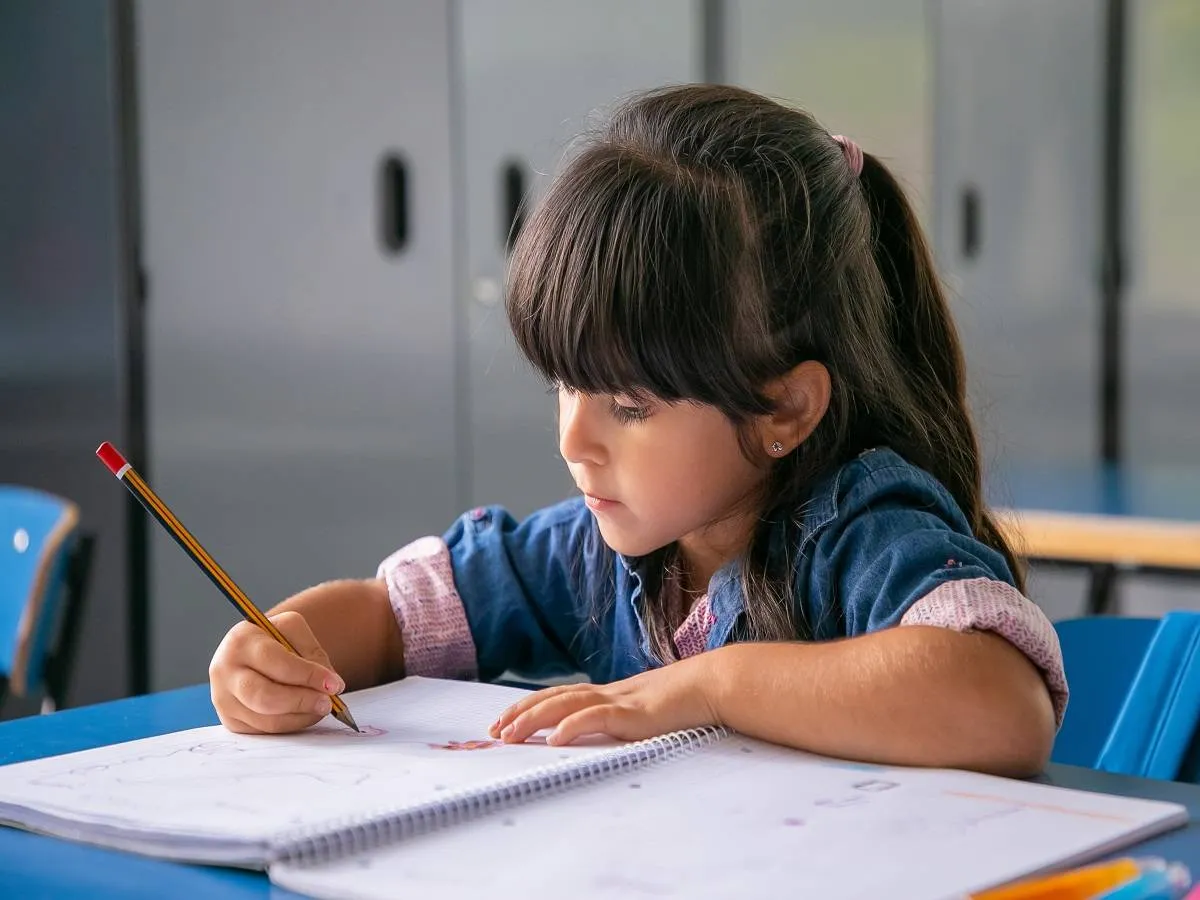 صورة لطفلة تقوم بواجبها الدراسي