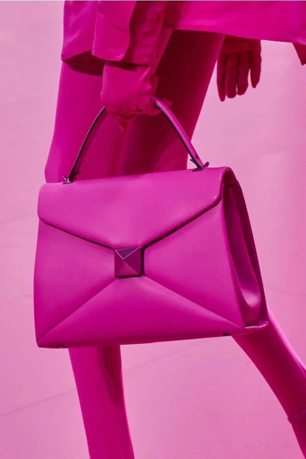 شنط مونوكروم لخريف 2022  من فالنتينو «Valentino»