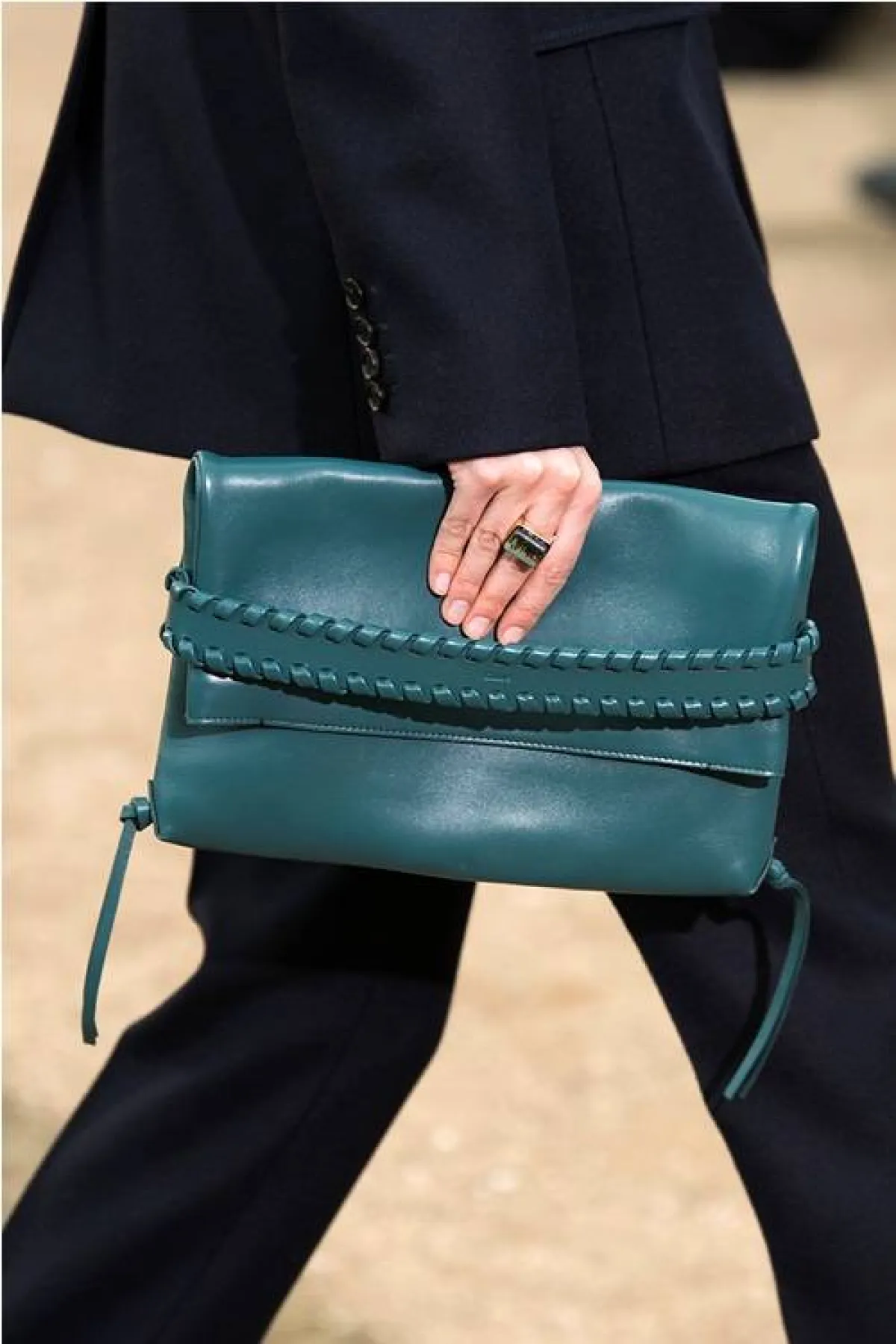 شنطة مونوكروم باللون البترولي من كلوي «Chloe»