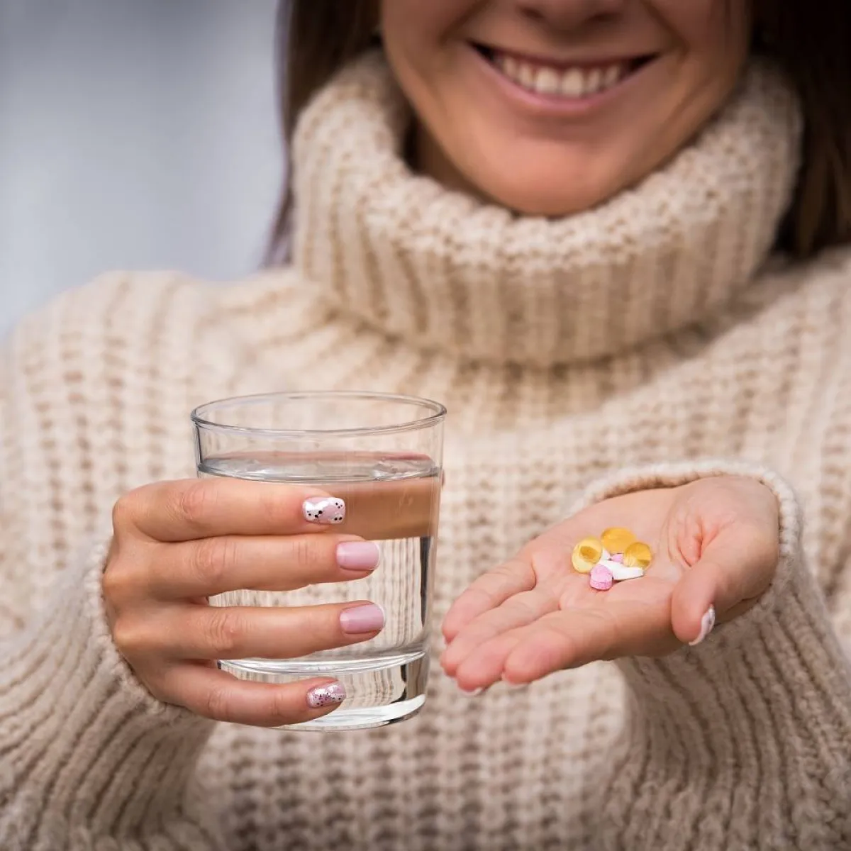 صورة لحامل تتناول الدواء