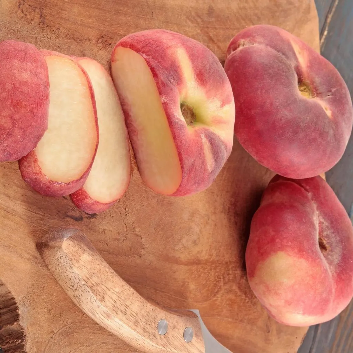 صورة لقطع من الخوخ