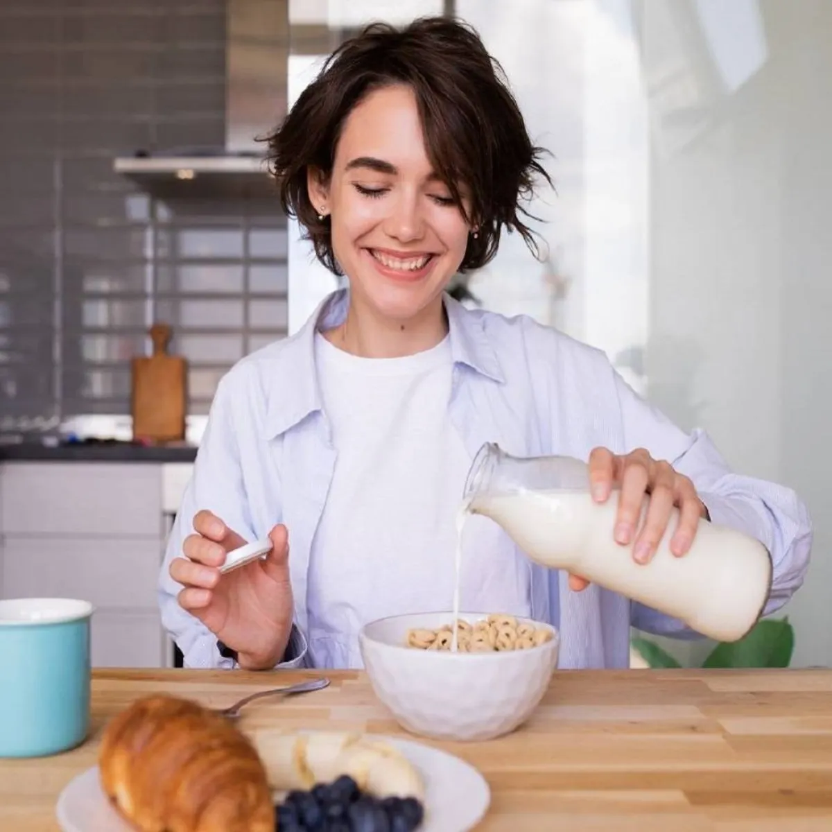 صورة لحامل تتناول اللبن