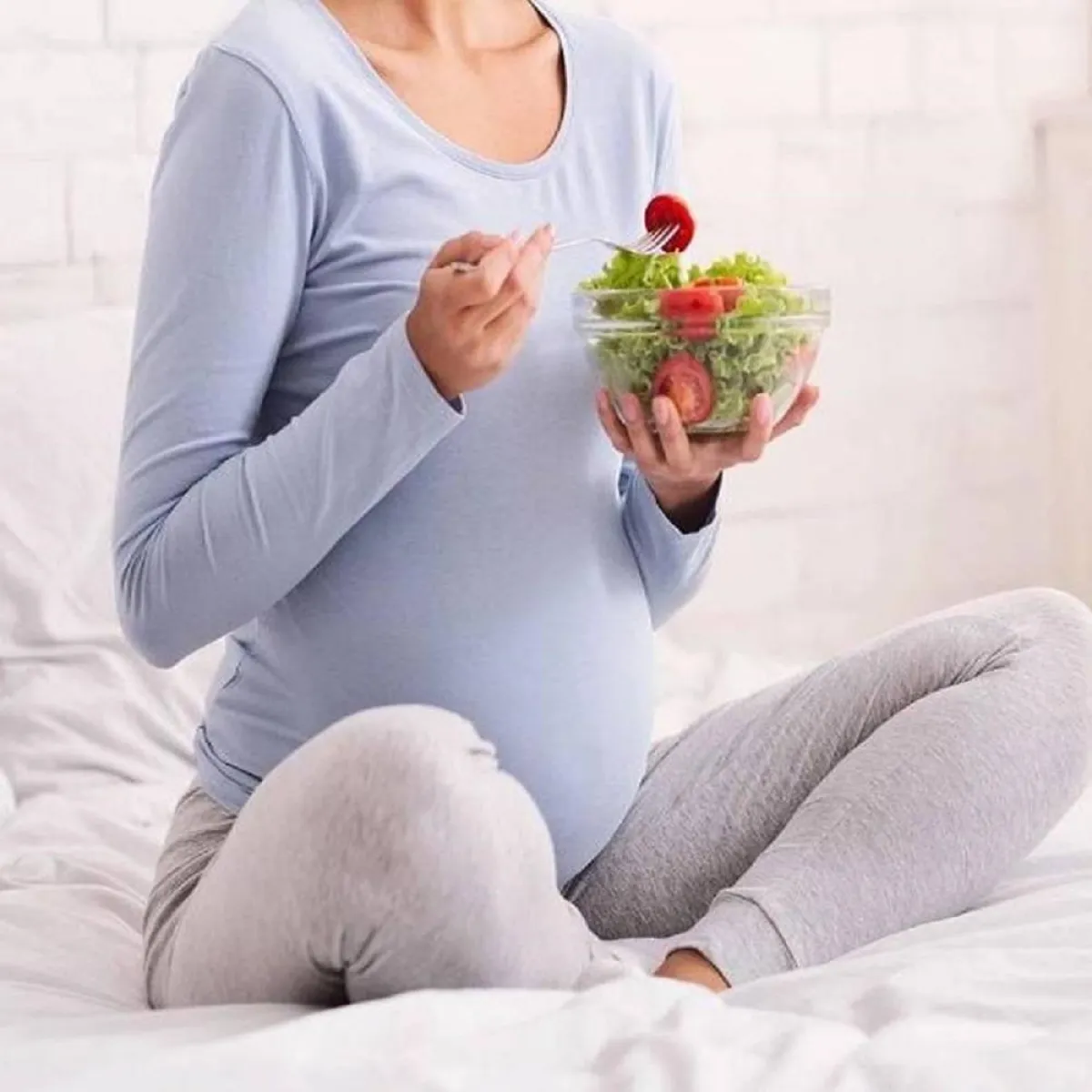 صورة لحامل تتناول السلطة