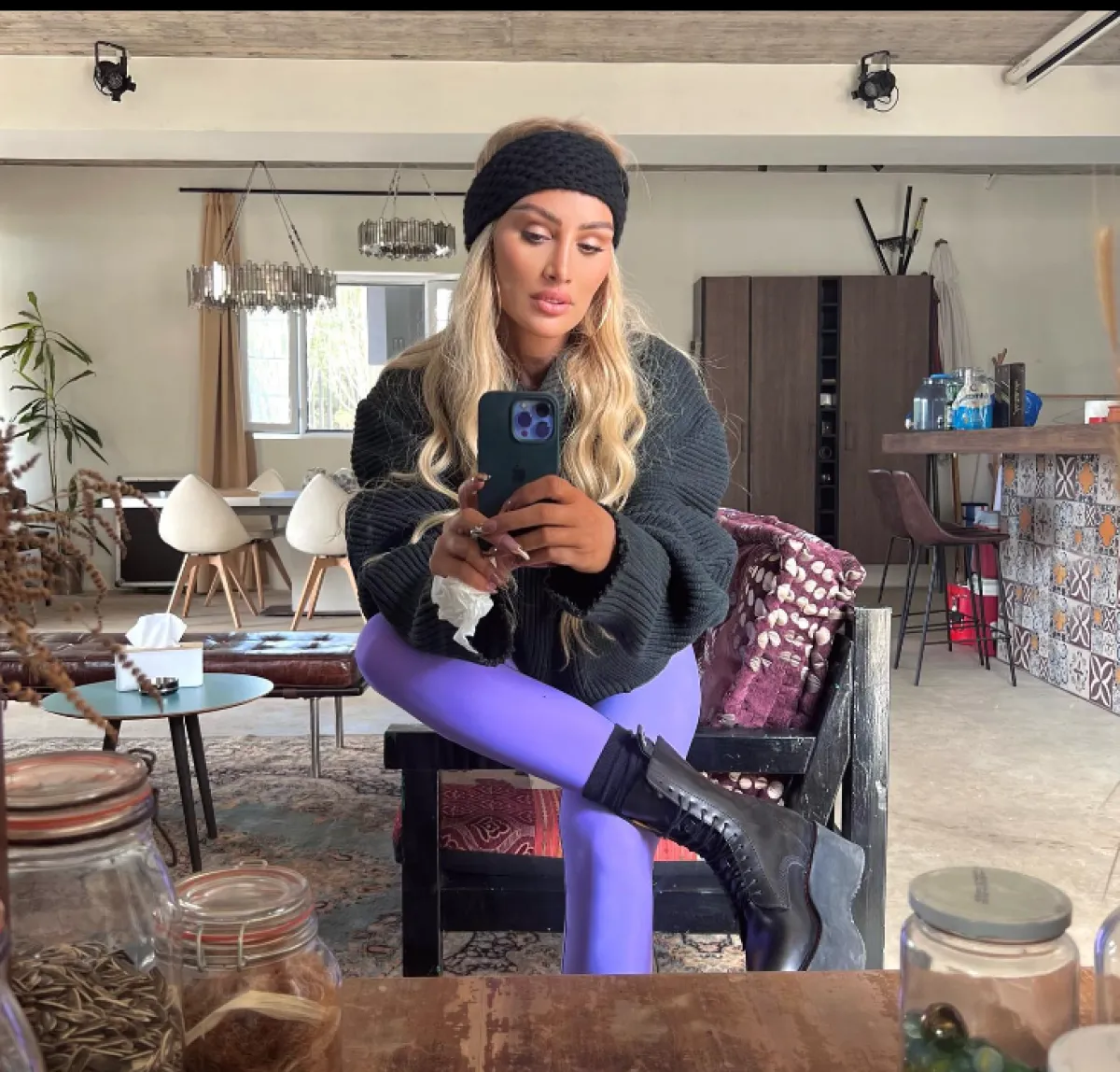 مايا دياب ترتدي السروال البنفسجي مع كنزة من الكشمير