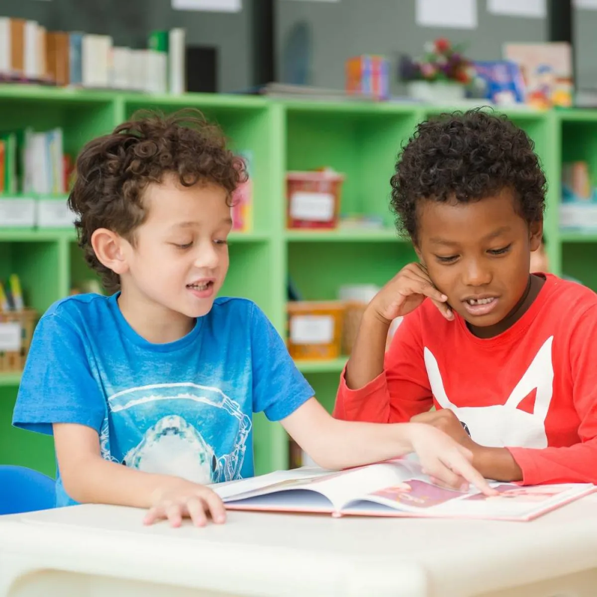 صورة لطفلين