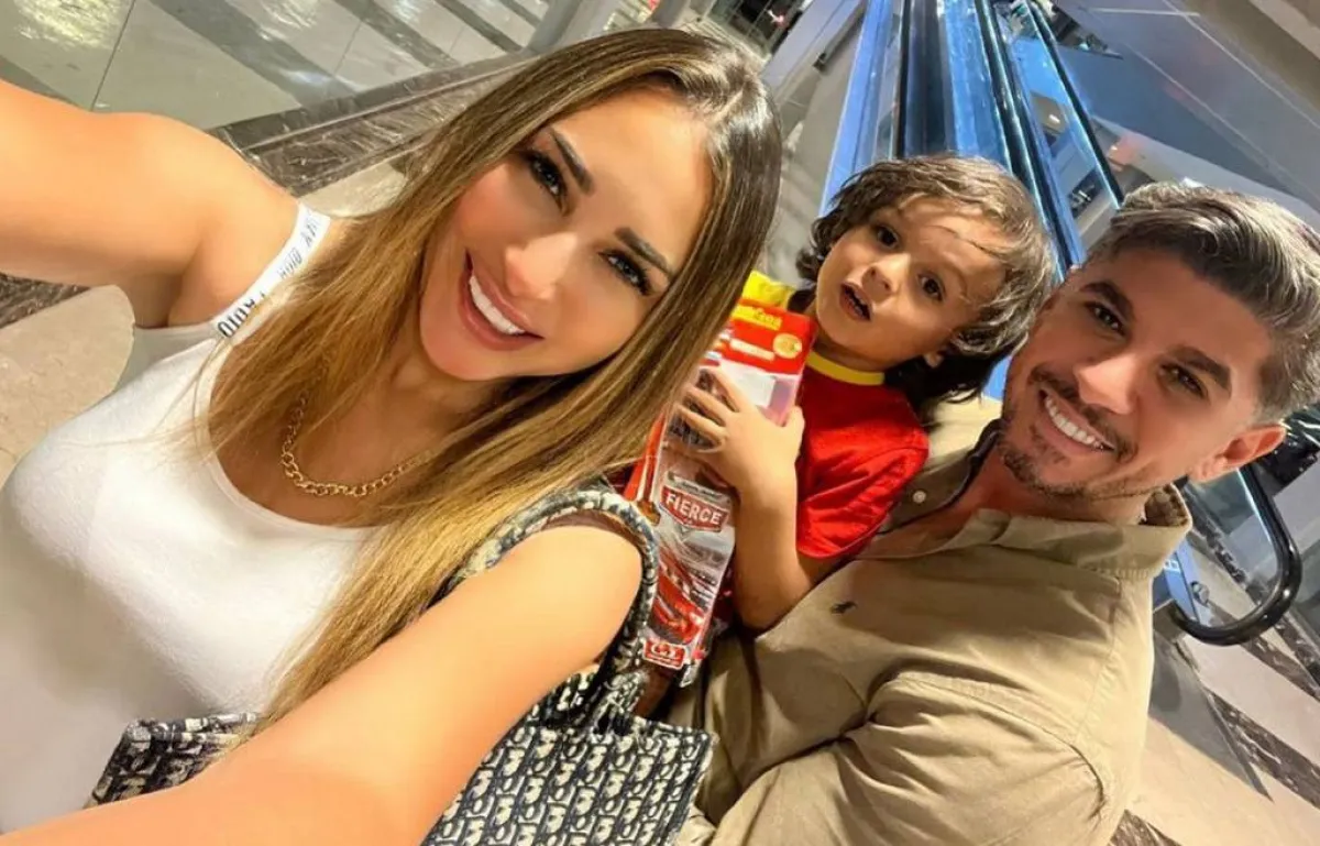 ساندي وطليقها حازم كتانة وابنهما رايان