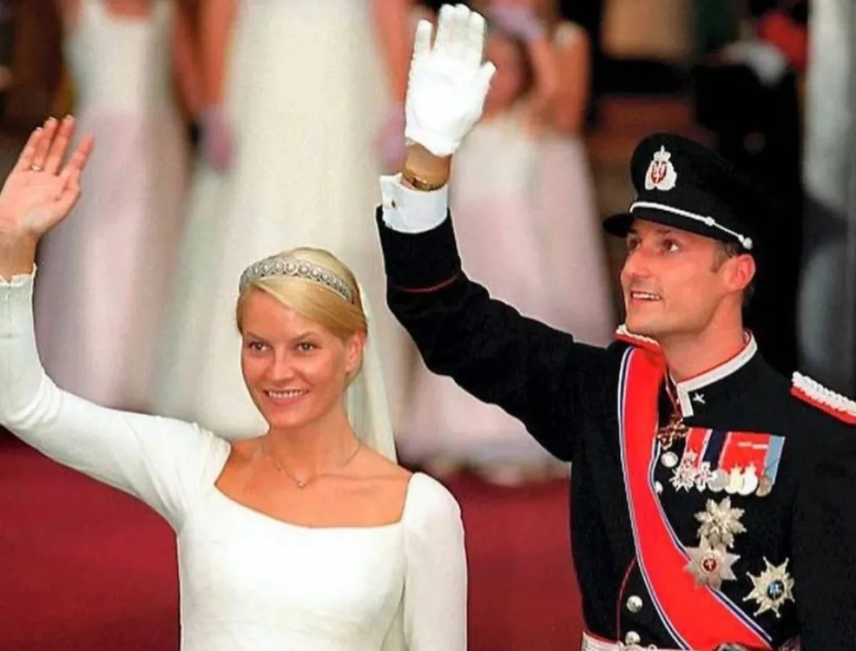 ولي العهد الأمير هاكون وولية العهد الأميرة ميت ماريت في يوم زفافهما- الصورة من حساب Europe Royals على إنستغرام