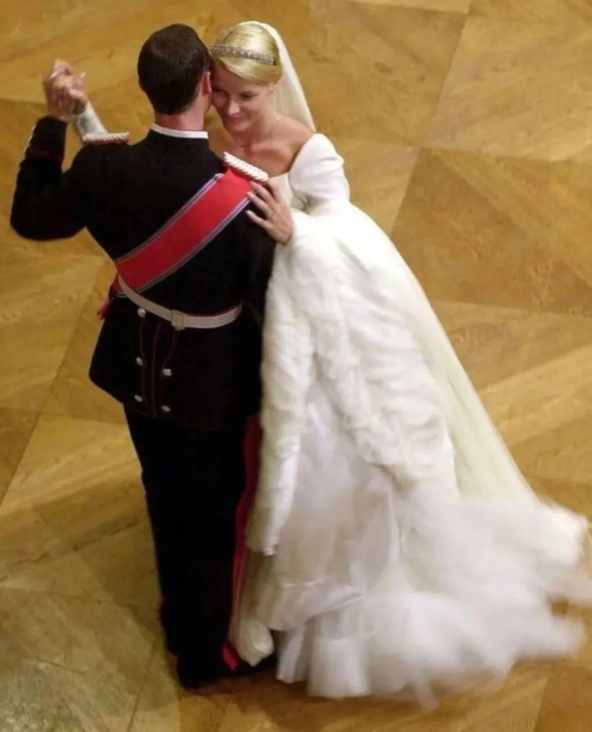 الأميرة ميت ماريت والأمير هاكون في يوم زفافهما- الصورة من حساب Europe Royals على إنستغرام