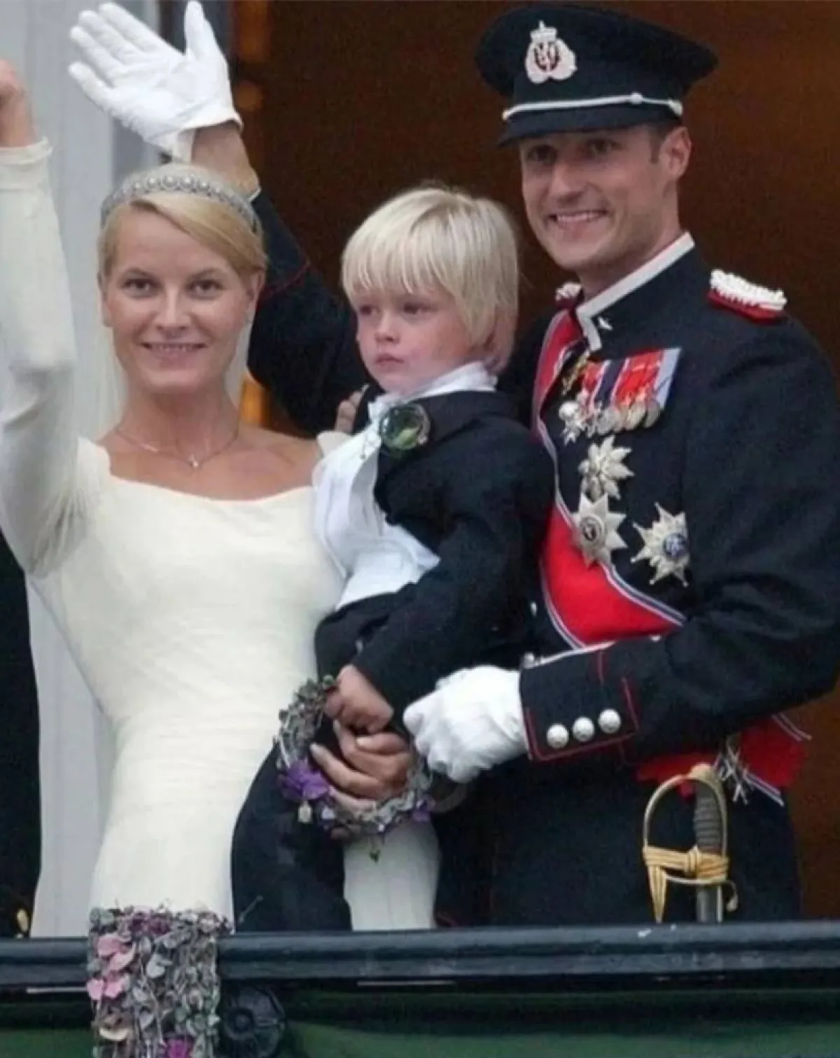 الأميرة ميت ماريت تحمل ابنها في يوم زفافها- الصورة من حساب Europe Royals على إنستغرام