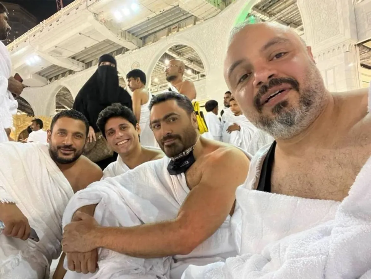 تامر حسني بثياب الإحرام يؤدي مناسك العمرة برفقة أصدقائه - الصورة من حسابه على إنستغرام