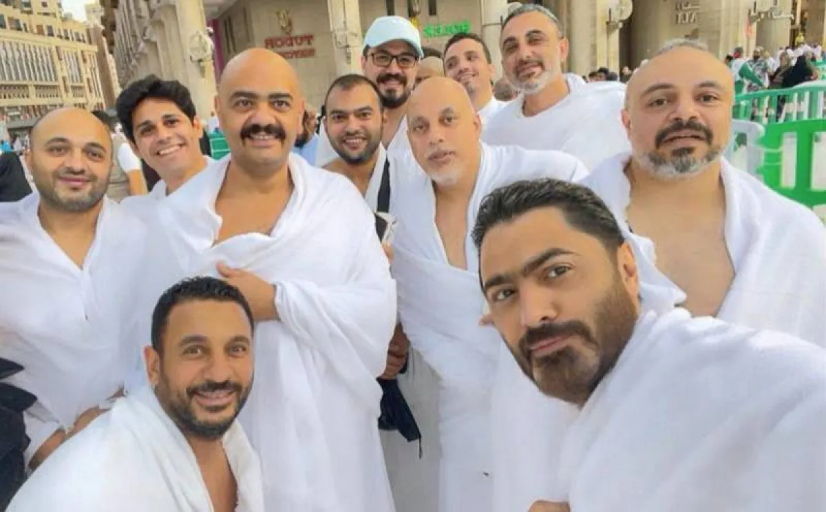 تامر حسني بثياب الإحرام يؤدي مناسك العمرة برفقة أصدقائه - الصورة من حسابه على إنستغرام