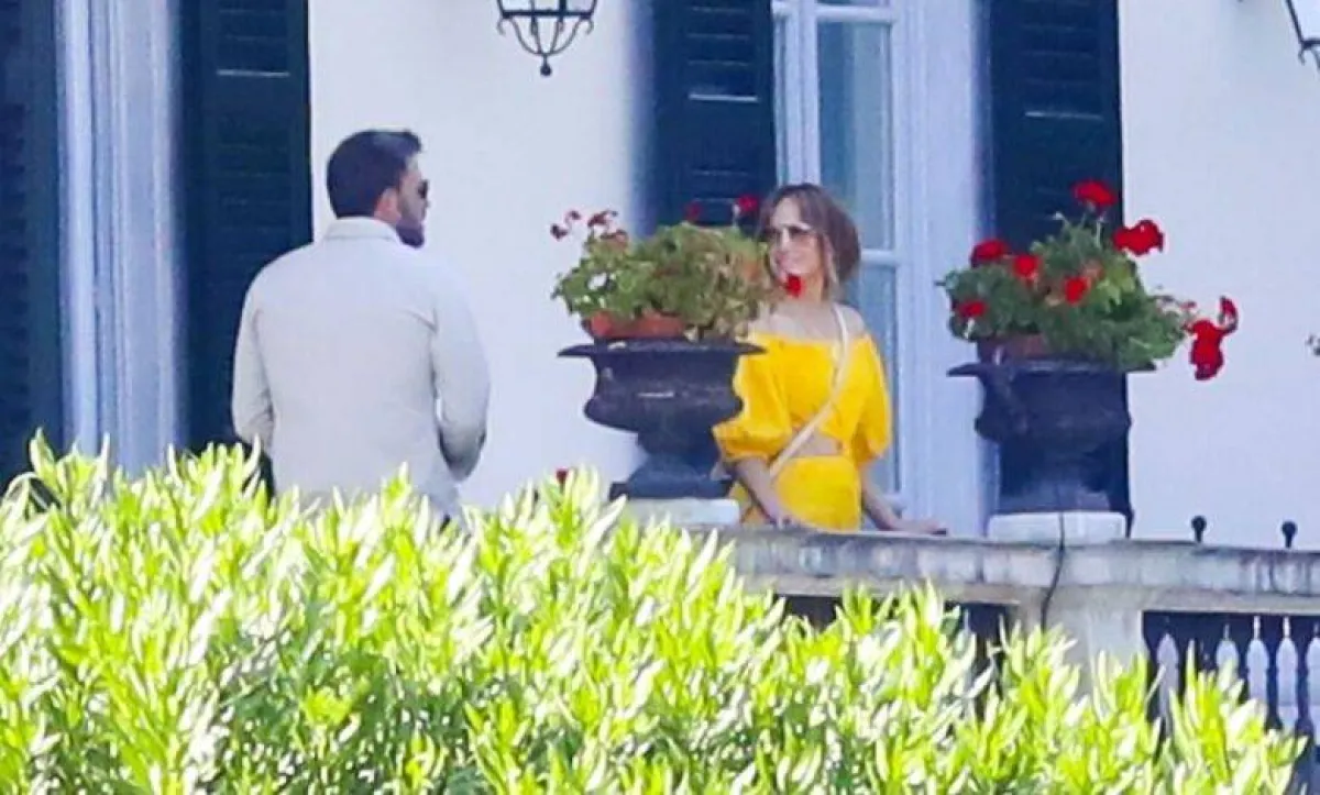 جينيفر لوبيز وبن أفليك في فيلا جورج كلوني- الصورة من موقع News Times