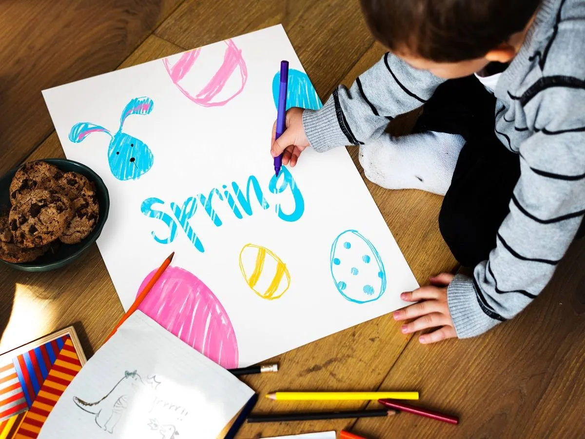 صورة لطفل يرسم