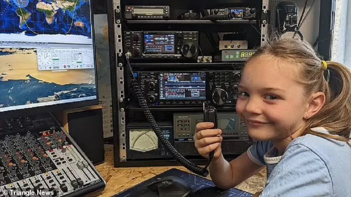 صورة الطفلة إيزابيلا باين بجانب جهاز الراديو