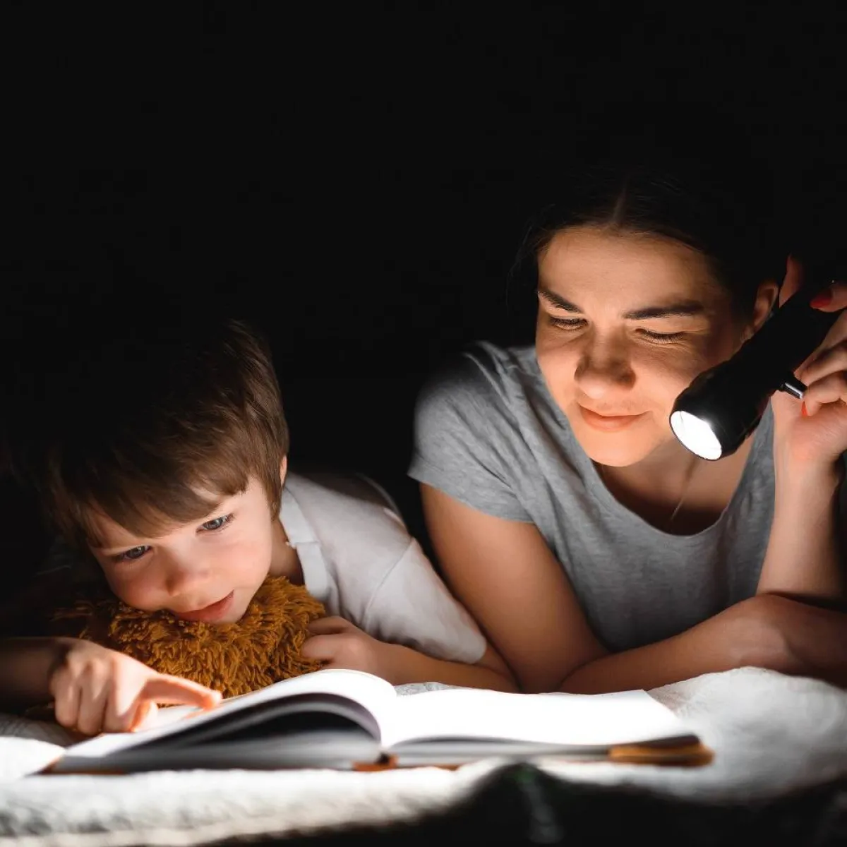 صورة لأم تقرأ لطفلها