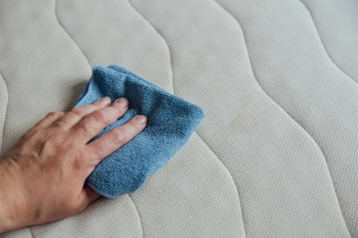 طريقة تنظيف مرتبة السرير