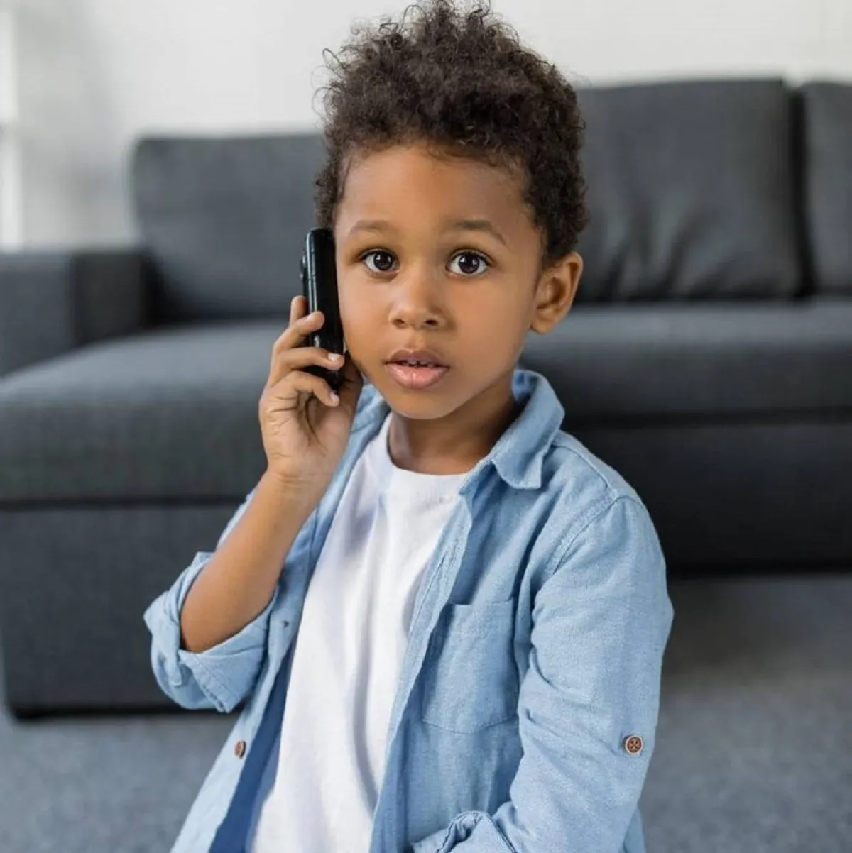 صورة لطفل يمسك بالجوال