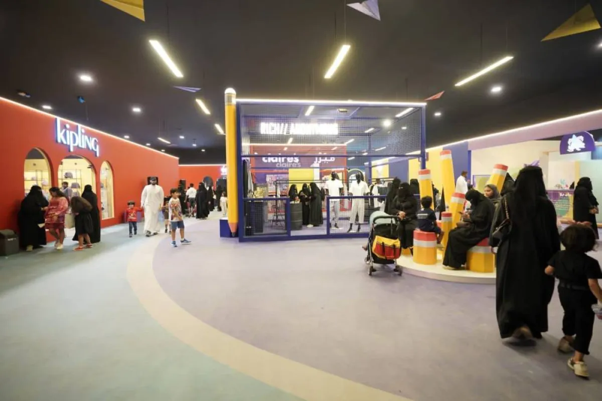 توفر منطقة ستوب آند شوب خيارات عائلية تمزج بين الاحتياجات الترفيهية والتسويقية