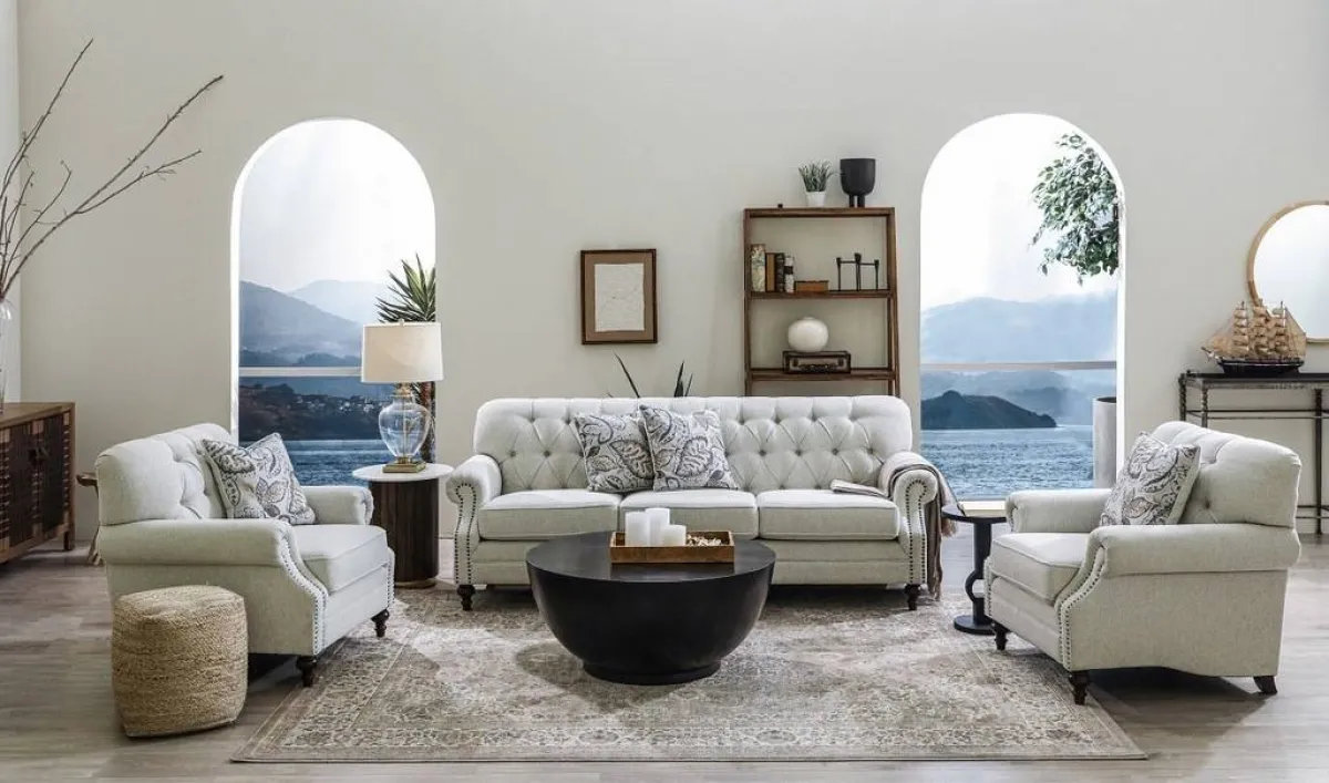 كنب متعدّد الأحجام مغلّف بنسيج سادة