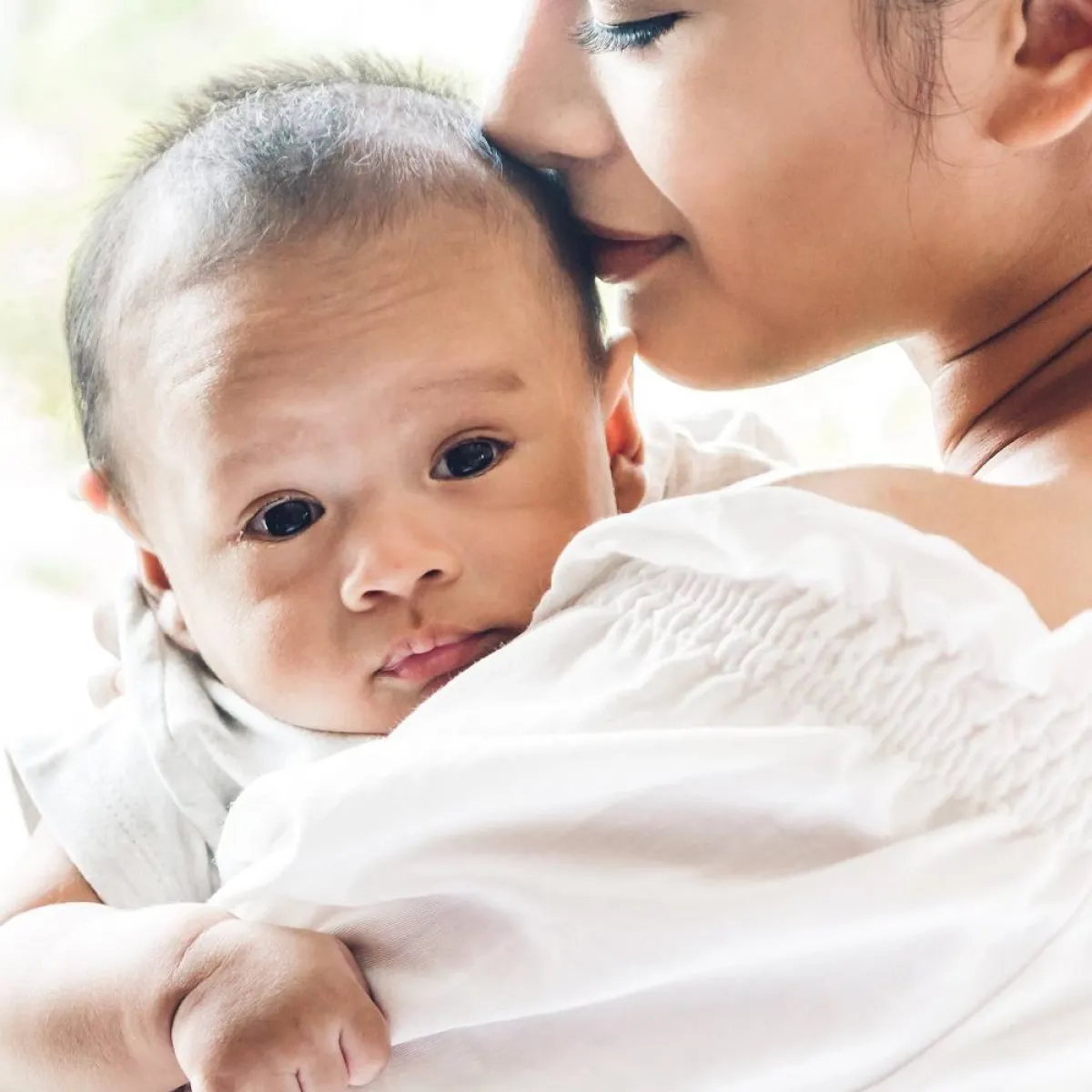 صورة لطفل وأمه