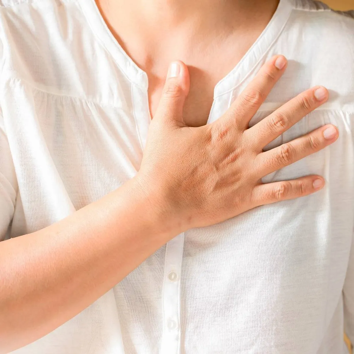 صورة لأم تشكو من ألم بالثدي