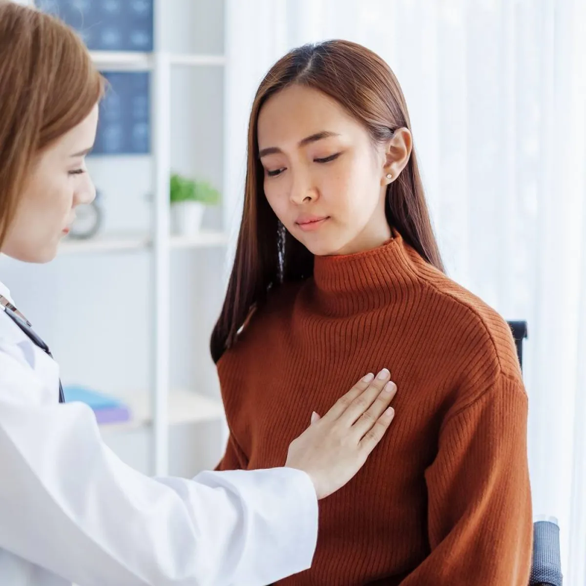 صورة لطبيبة وحامل مريضة