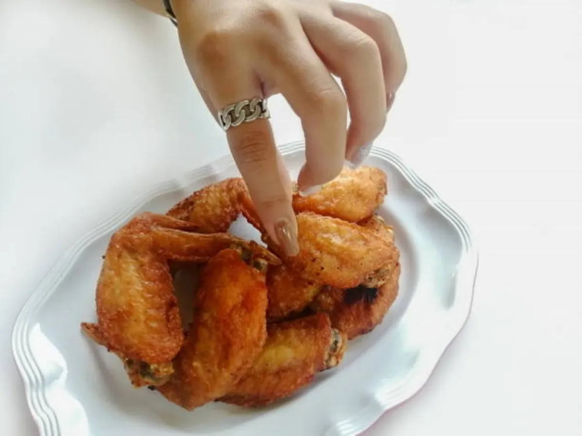 صورة تشير لسلوك خاطيء يسبب ارتفاع الكوليسترول