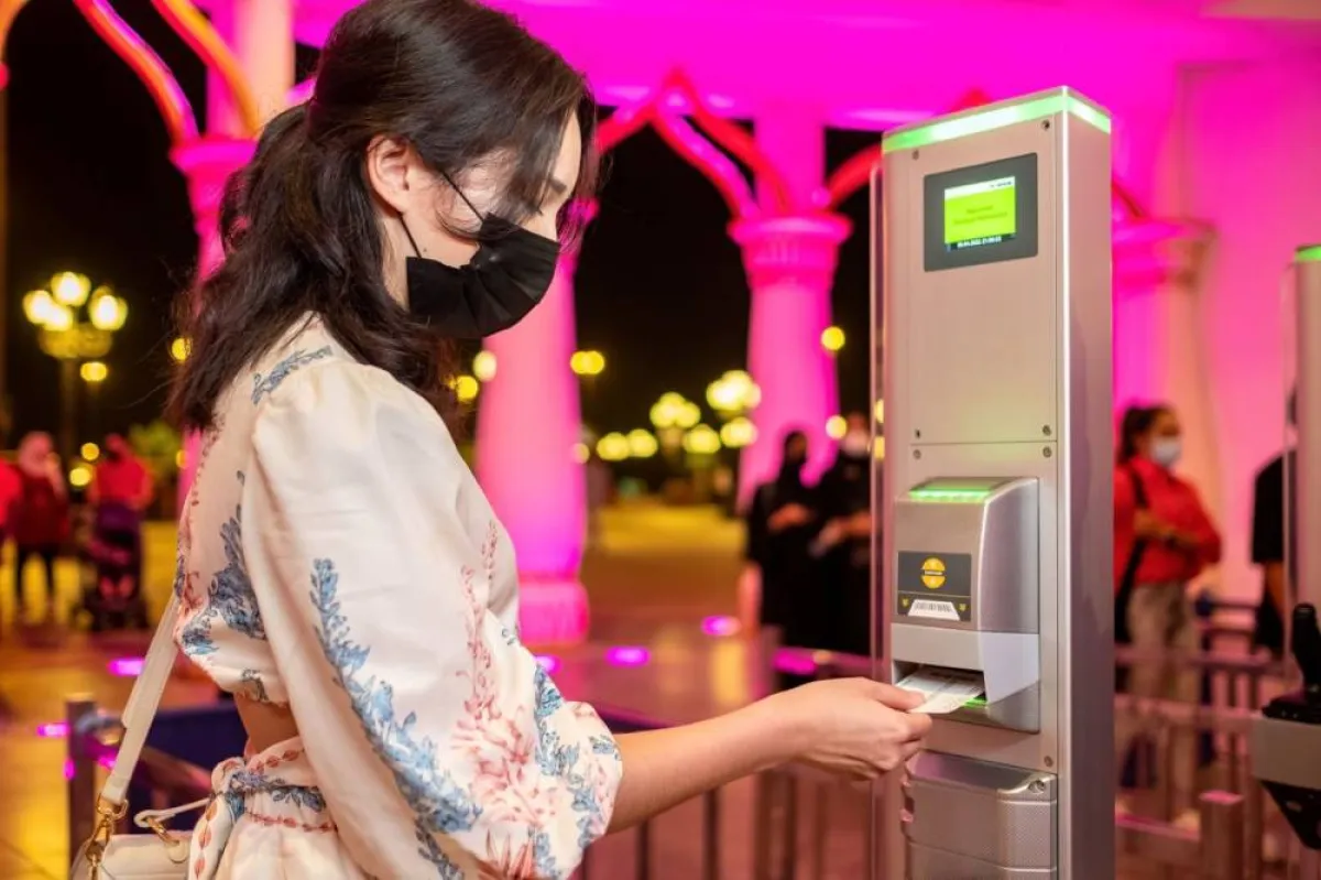 زيادة عدد آلات بيع التذاكر الذكية. الصورة من مكتب دبي الإعلامي