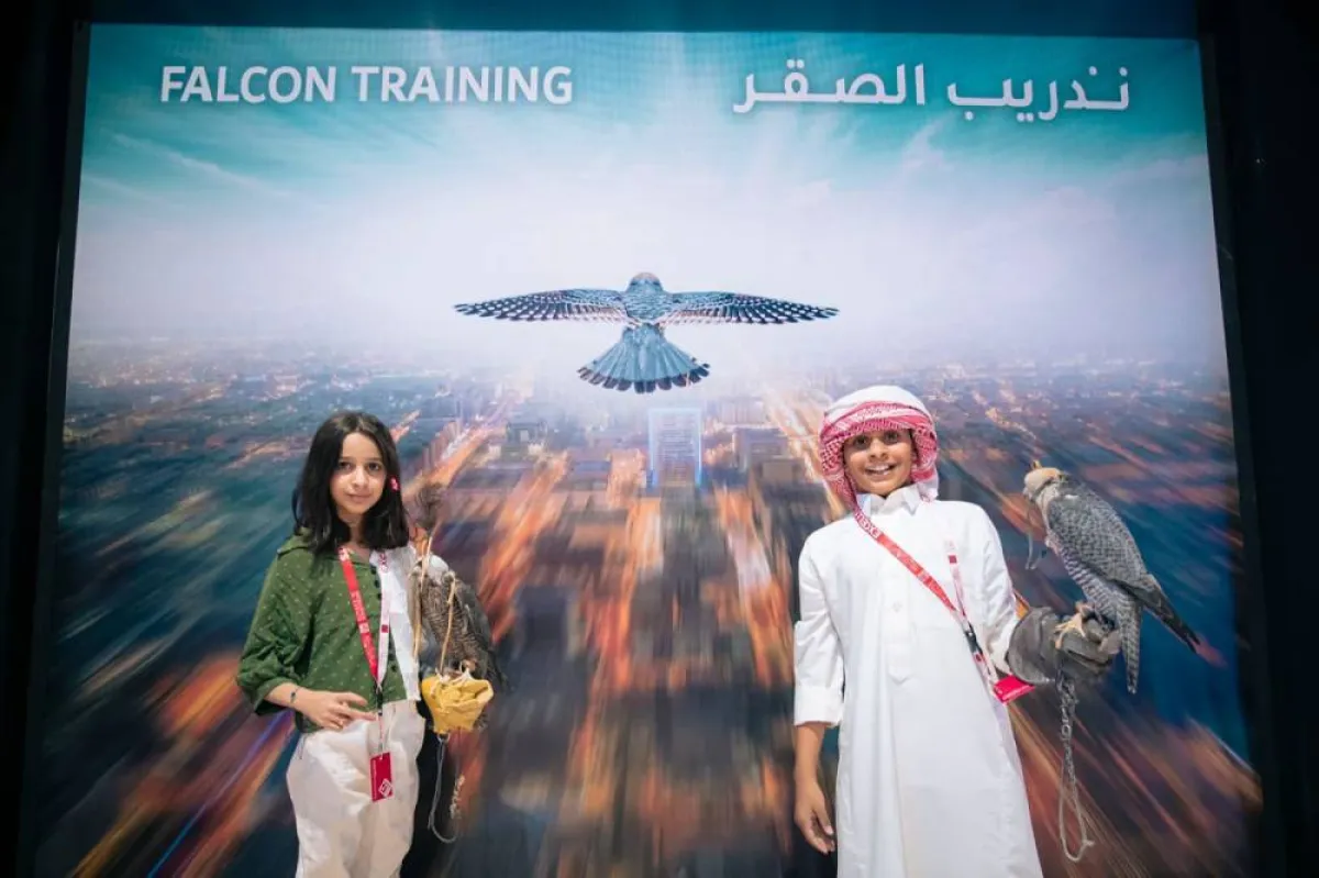 الأطفال يدربون صقورهم