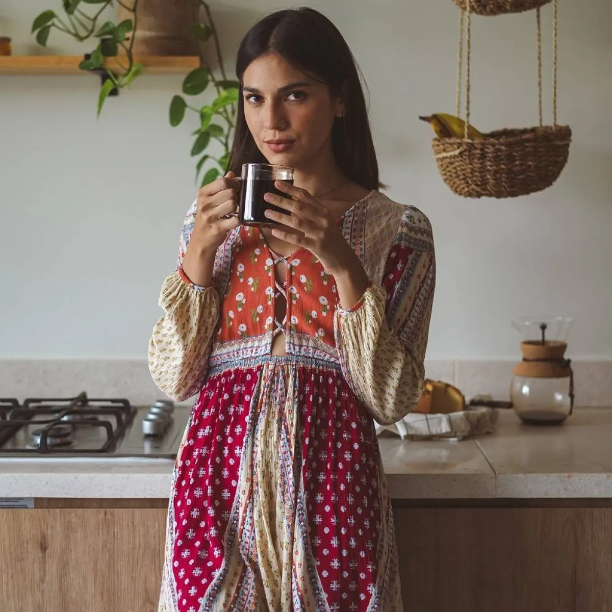 صورة لحامل تشرب كوباً من القهوة