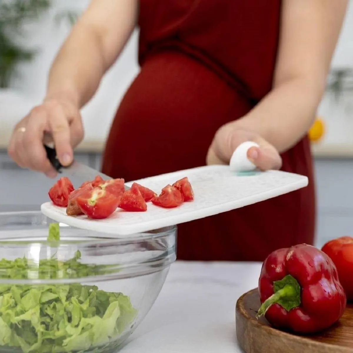 صورة لحامل تعد غذاءها