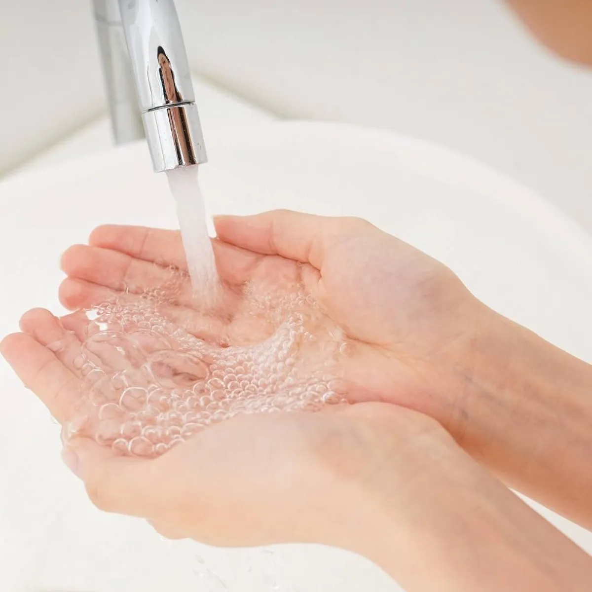 صورة ليدين تحت الماء