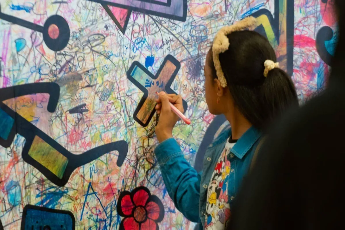  "العودة إلى الرياض" يتيح للأطفال التواصل مع الفنون التشكيلية وتأملها