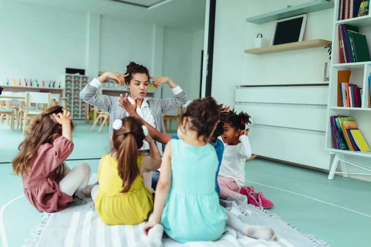 صورة لمعلمة مع الأطفال