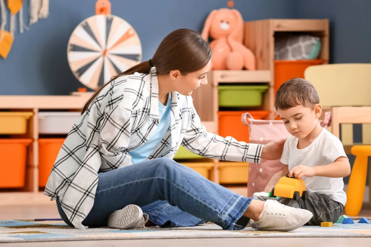 صورة لأم مع طفلها في الصف