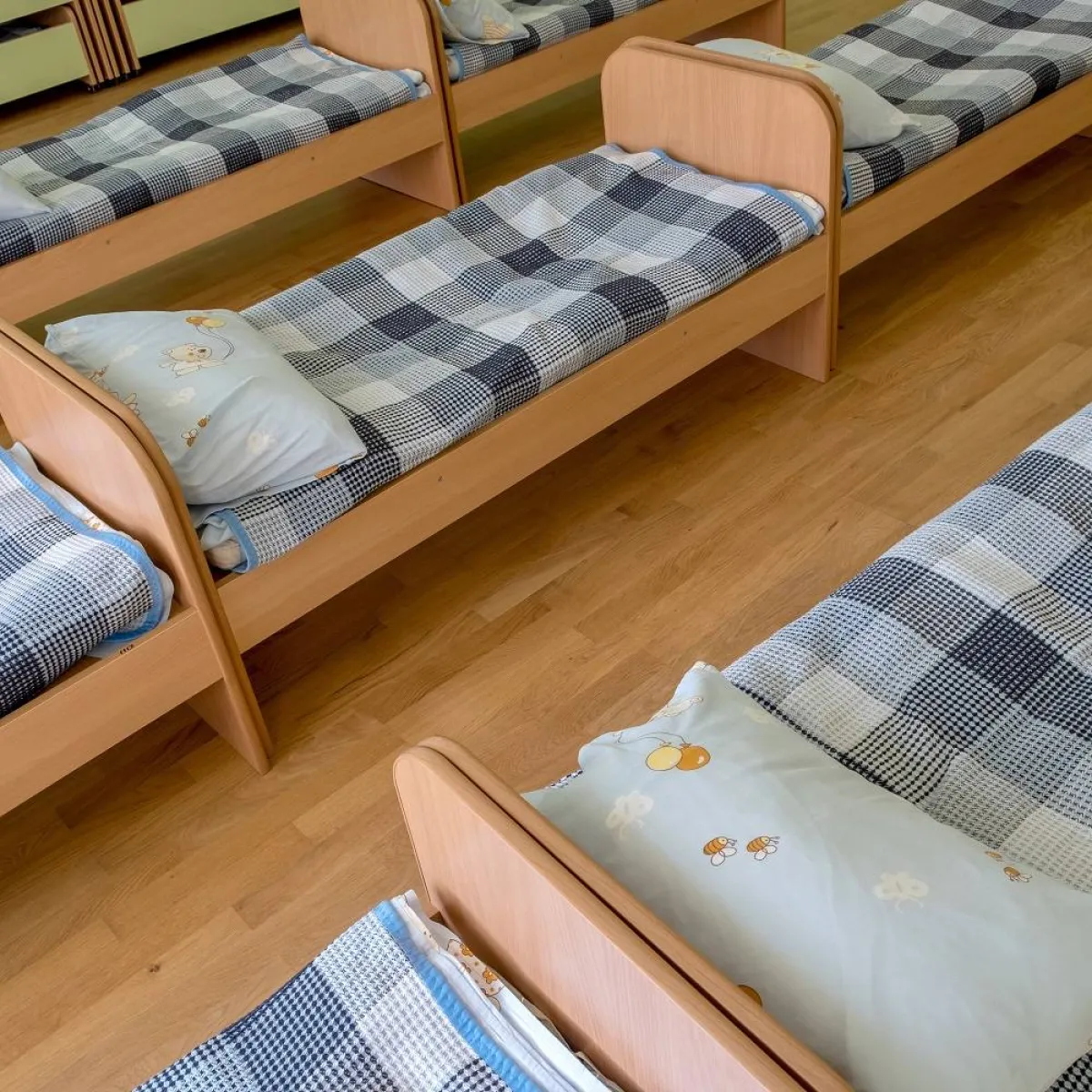 صورة لعدد من الأسرة