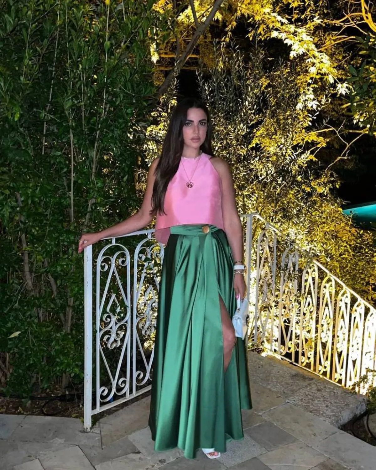 درة زروق بتنورة طويلة باللون الأخضر 