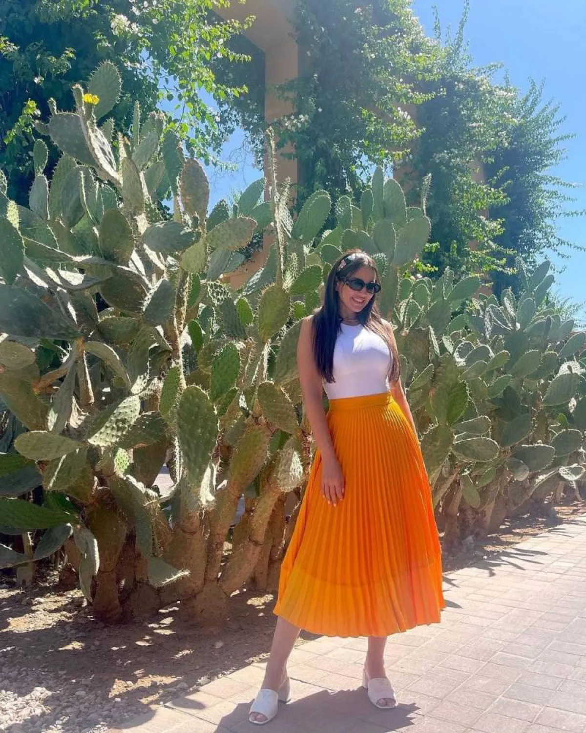 درة زروق بتنورة طويلة باللون البرتقالي 